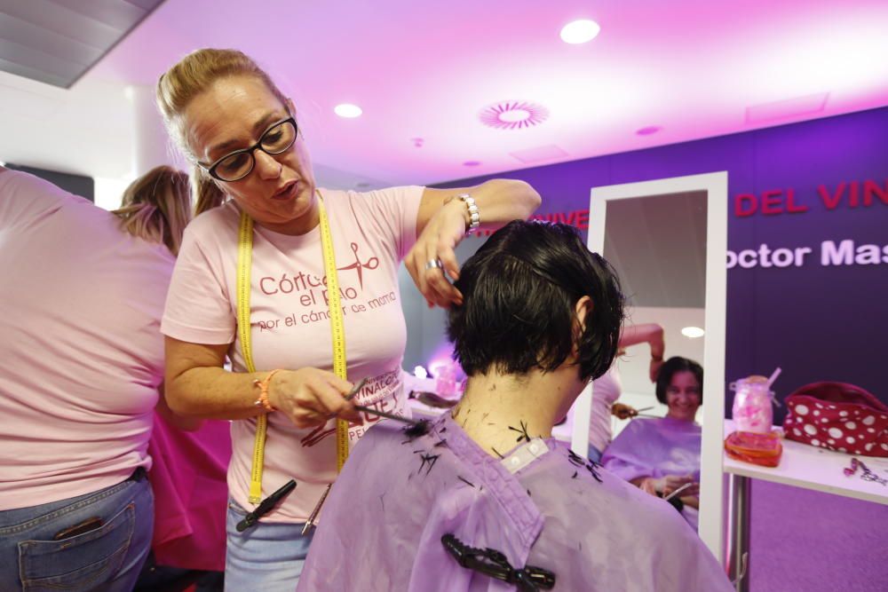 Corte de pelo para ayudar a las mujeres que padecen cáncer de mama