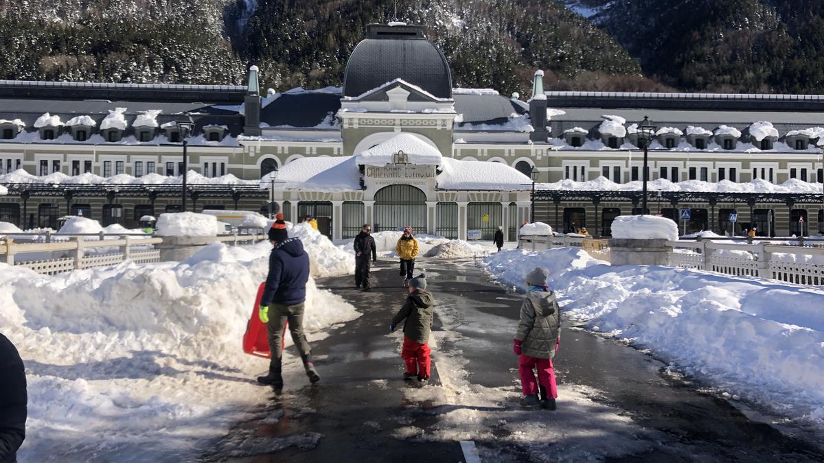 La nieve ha hecho las delicias de los más pequeños en Canfranc.