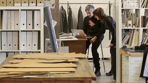 El número 159 del carrer de Consell de Cent amaga un espai singular apartat del bullici de la ciutat on treballen creadors de disciplines diverses.