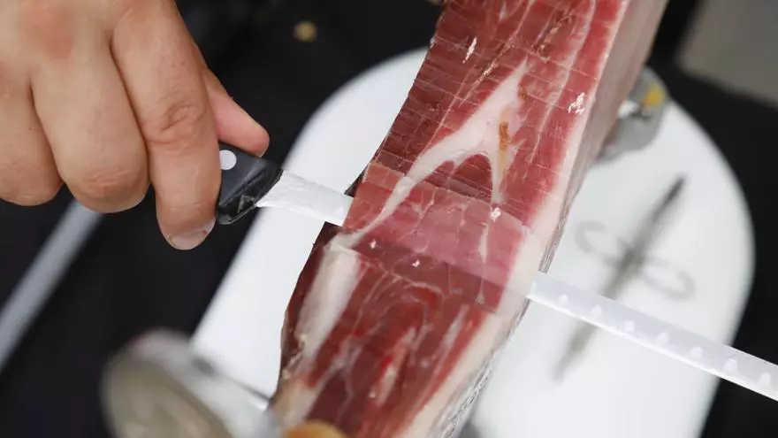 La experta Luz María Zamorano da las claves para el mejor aprovechamiento en el corte del jamón ibérico de Los Pedroches
