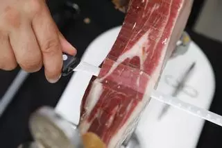 La experta Luz María Zamorano da las claves para el mejor aprovechamiento en el corte del jamón ibérico de Los Pedroches