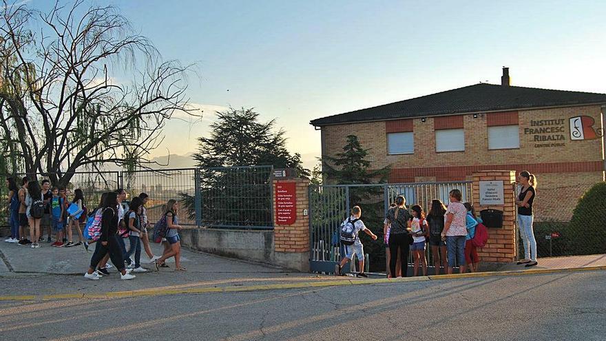 Els alumnes entren a l&#039;institut Francesc Ribalta de Solsona