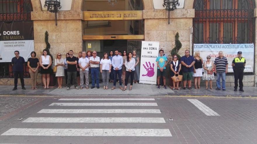 Miembros del Ayuntamiento de Sagunt durante el minuto de silencio.