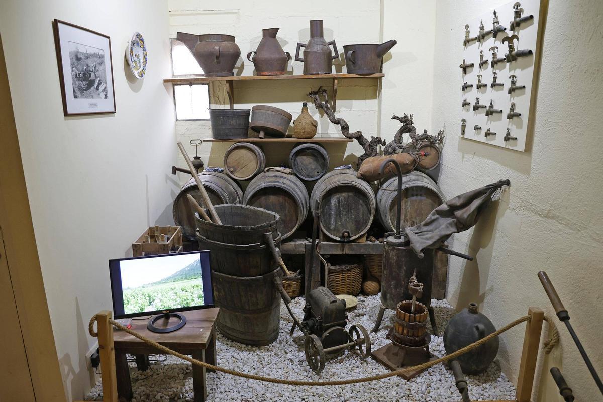 Botes velles i estris que utilitzaven en el mas quan encara es dedicaven a l'elaboració de vi.