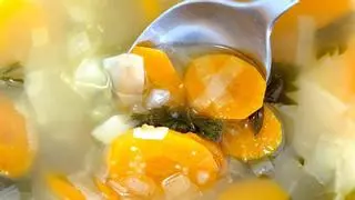 Así es el caldo DETOX y ADELGAZANTE que está triunfando y que solo necesita 5 verduras