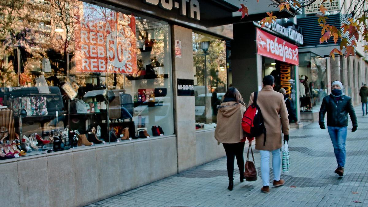 Viandantes por la avenida de España, el principal eje de compras de la zona centro de la capital cacereña.