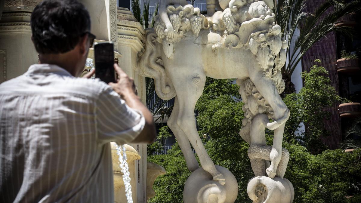 Un hombre fotografía uno de los caballos en el que se aprecia una grieta