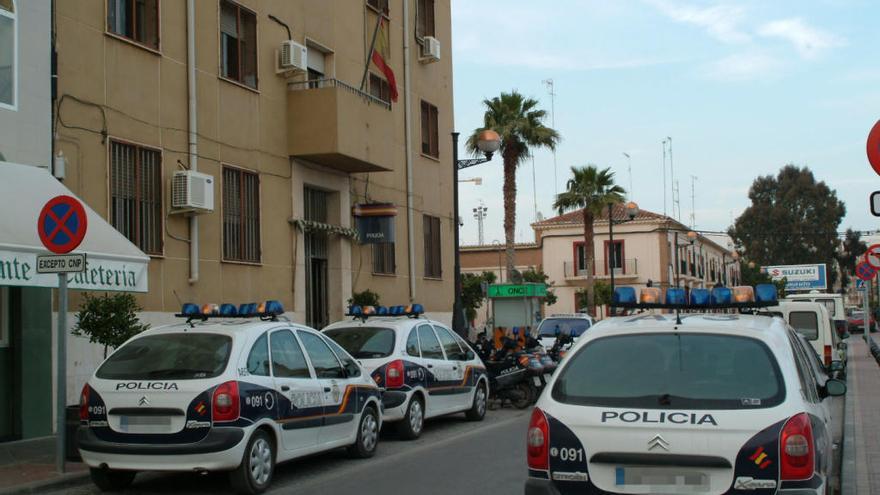 Coches patrulla, a la puerta de la comisaría del Port.