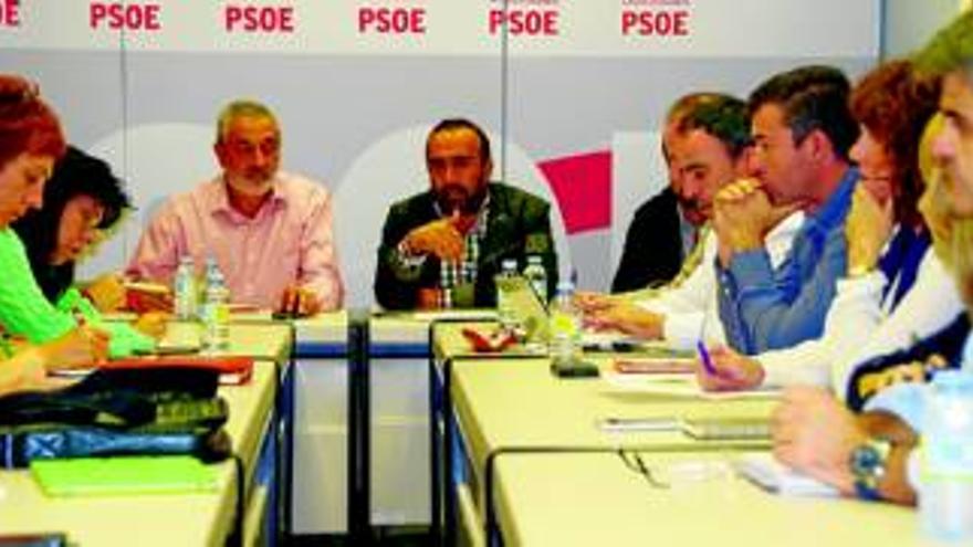 El PSOE critica los presupuestos y la nueva ley local