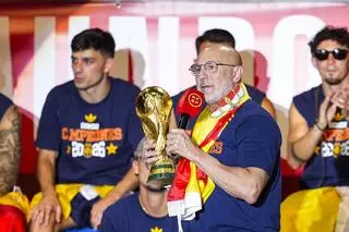 La Copa del Mundo inicia un viaje de celebración con los aficionados de la selección por toda España