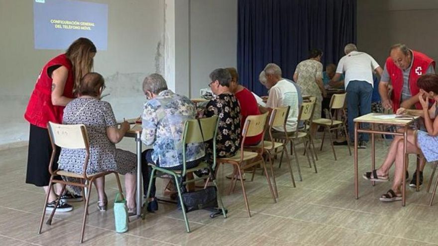 Mayores de Torregamones aprenden a manejar el móvil