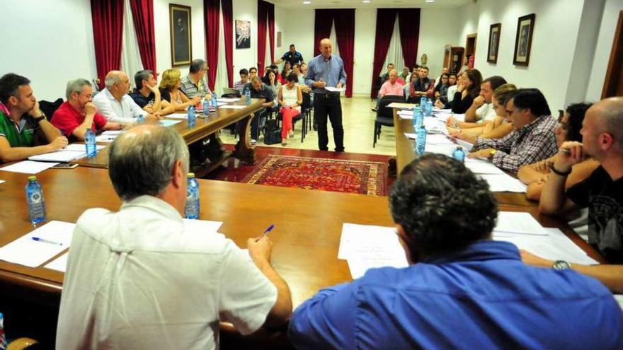 Javier Dios, a la derecha, observa la intervención de Cabezas en el pleno de Vilanova. // Iñaki Abella