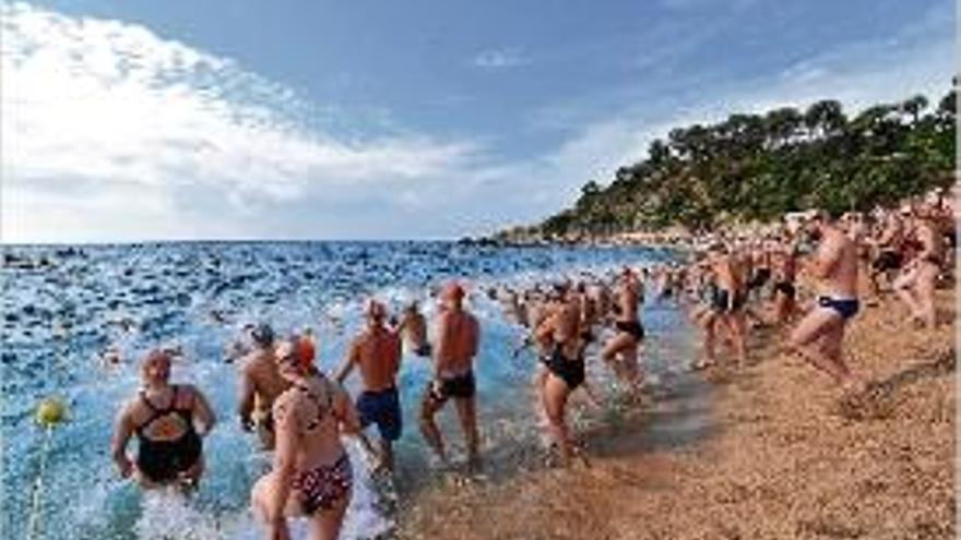 Unes 230 persones a la travessia nedant de Lloret