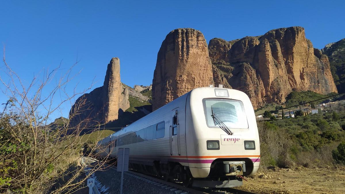 Un tren circula junto a los Mallos de Riglos