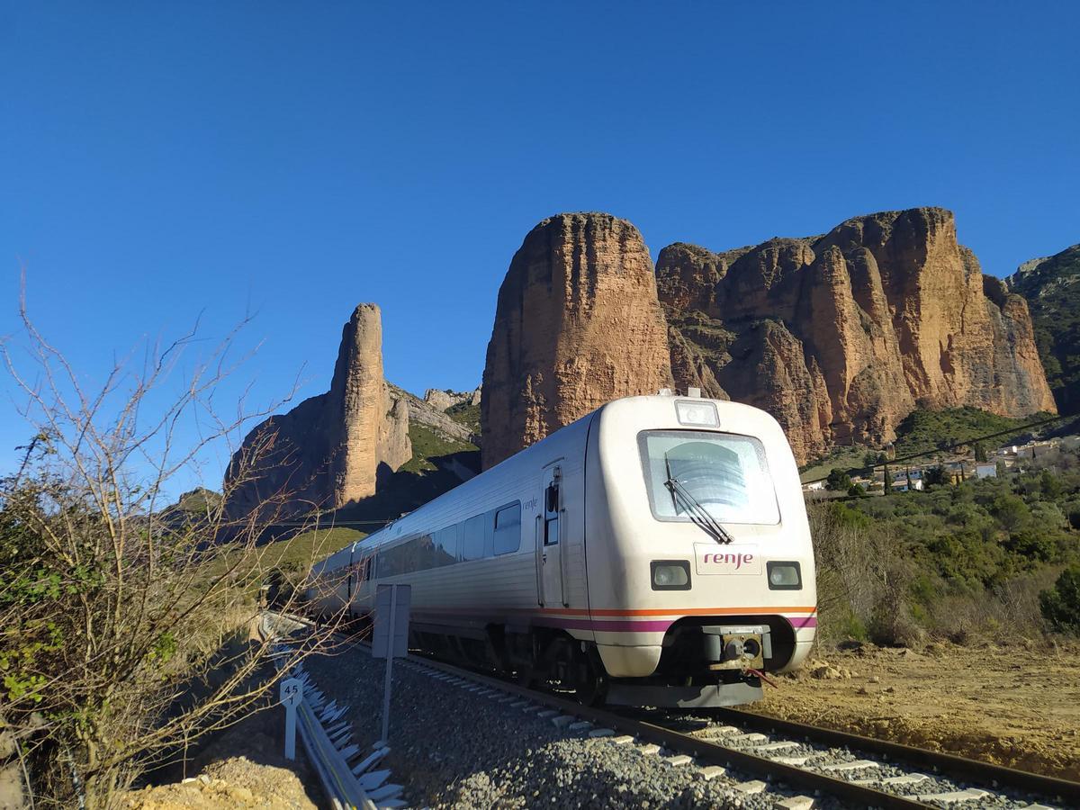 Un tren circula junto a los Mallos de Riglos