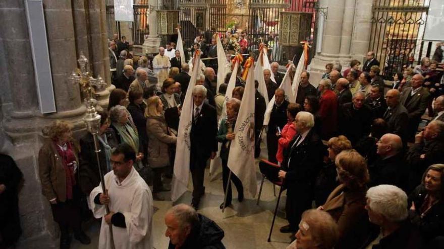 Arriba, los fieles, antes del homenaje. A la izquierda, momento de la ofrenda. Abajo, grupo de gaiteros de la Xuntanza Galega de Alcobendas.