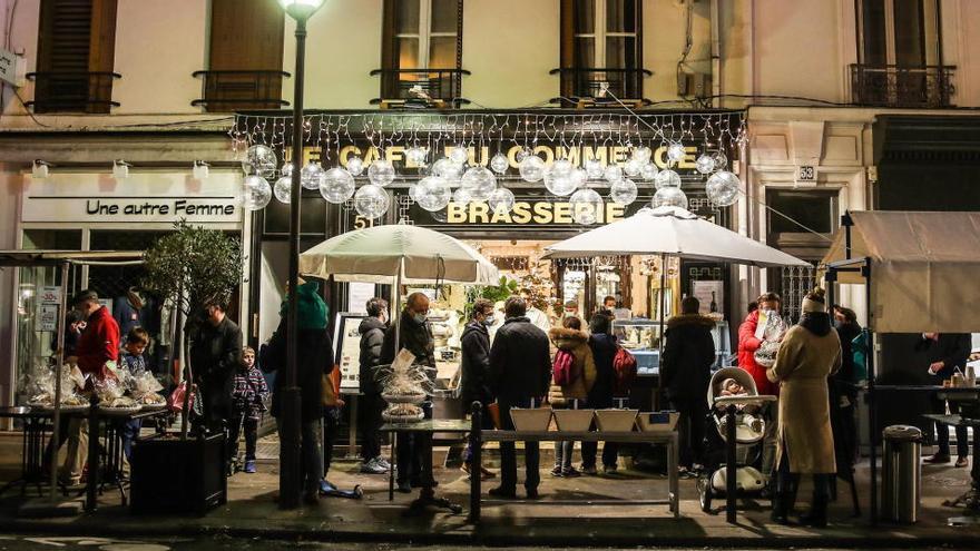 Gente a las puertas de un restaurante en París.