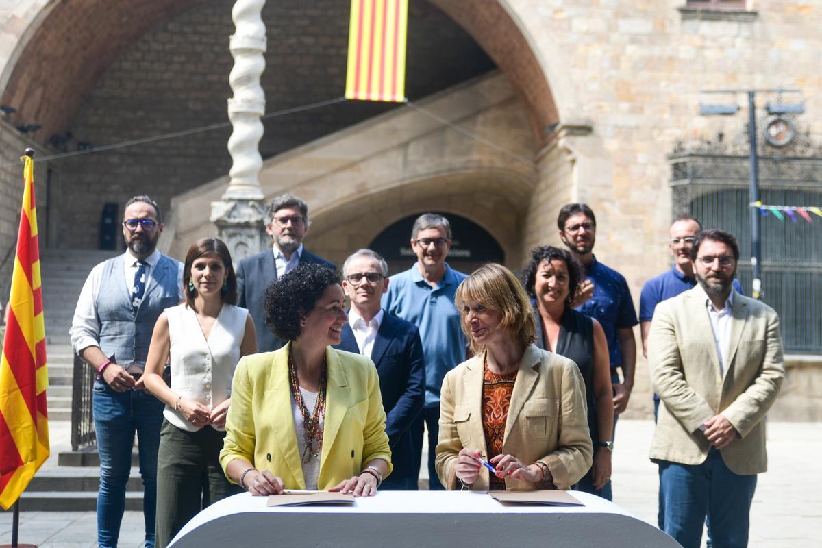 Lluïsa Moret y Marta Rovira firman el pacto de investidura PSC-ERc ante la Biblioteca de Catalunya