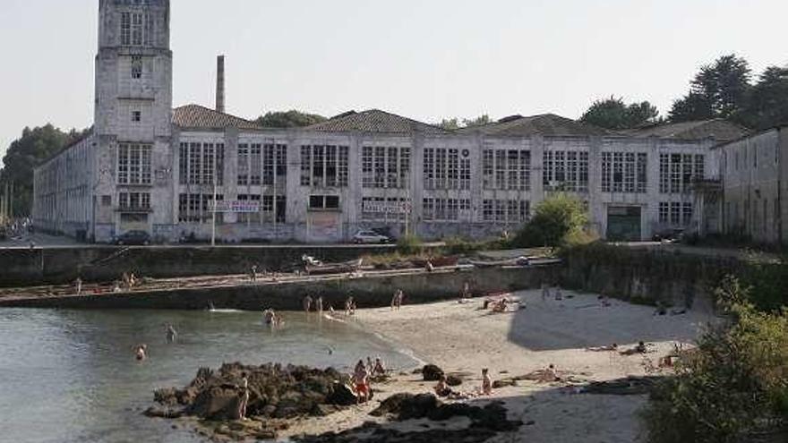 Vista del exterior de la antigua factoría de Massó, en Cangas.