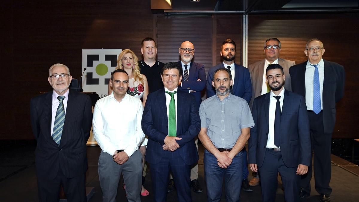 El presidente con algunos miembros de la junta y los alumnos del Curso Superior de Seguros