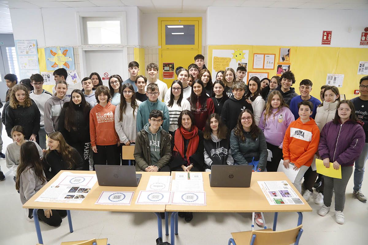 La flamante Medalla de Andalucía Casiana Muñoz visita en Córdoba el IES que lleva su nombre