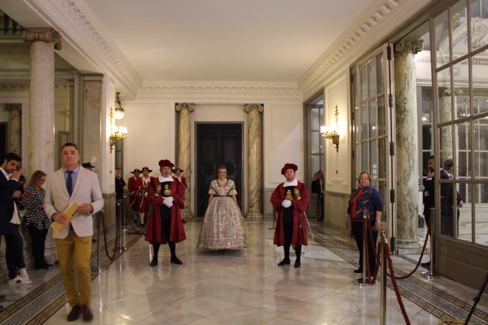 La soledad de la fallera mayor. Todo el mundo dentro del hemiciclo y ella esperando a ser llamada