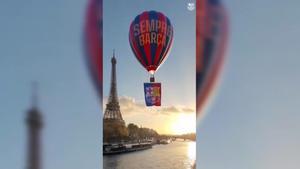 El Barça hace volar un globo aerostático sobre el Sena con la bandera del club