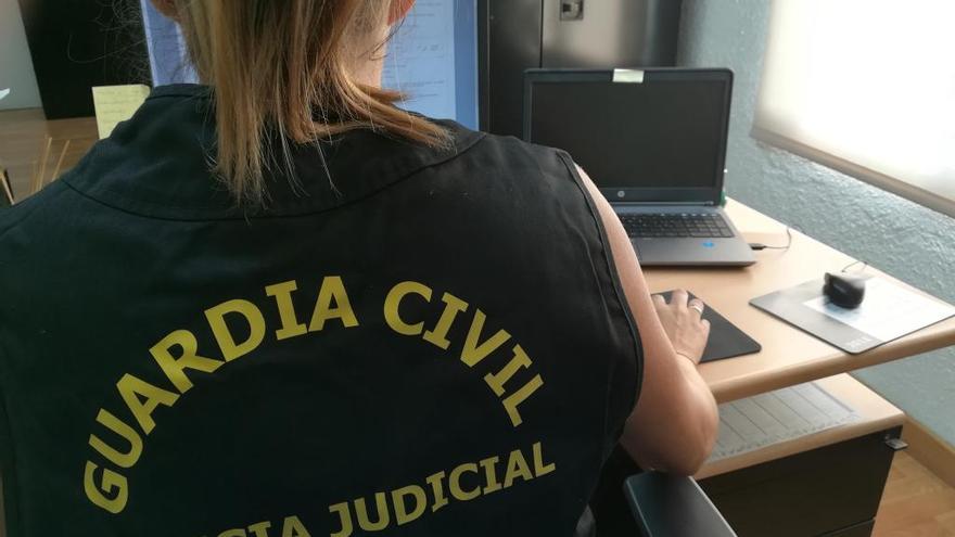 Una agente de la Policía Judicial de la Guardia Civil trabajando con un ordenador.