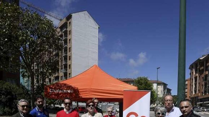 Integrantes de la candidatura de Ciudadanos, junto a su carpa instalada en la calle José Cueto.