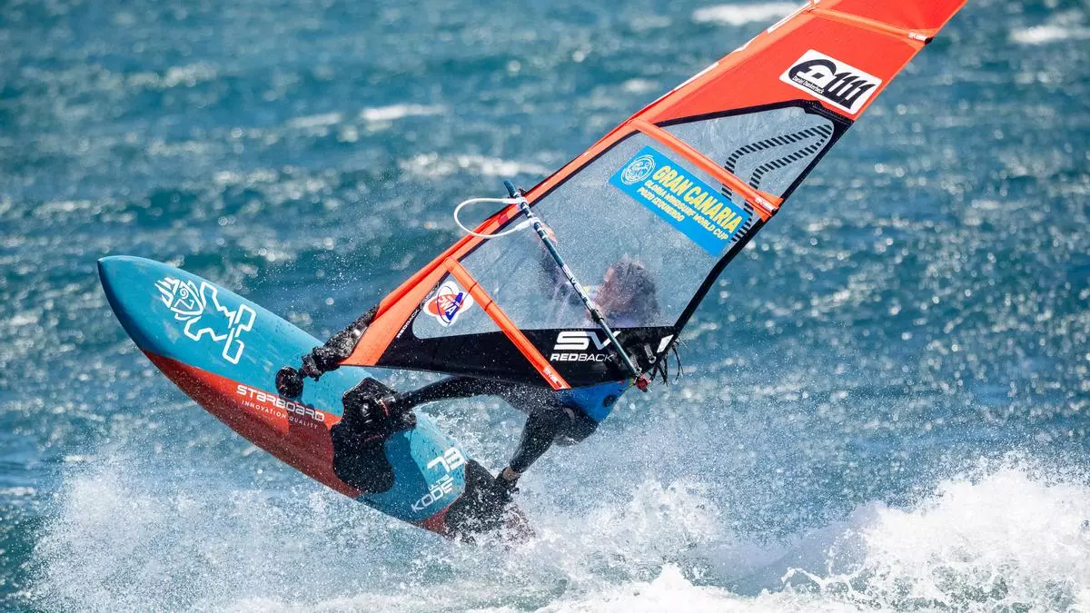 La cantera del windsurf se da cita en la cuarta jornada del mundial en Pozo Izquierdo