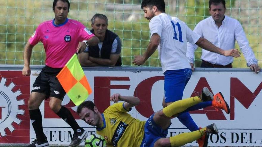 Los meañeses pasaron por encima de los cambadeses en el marcador de ayer en As Cachizas. // I. Abella