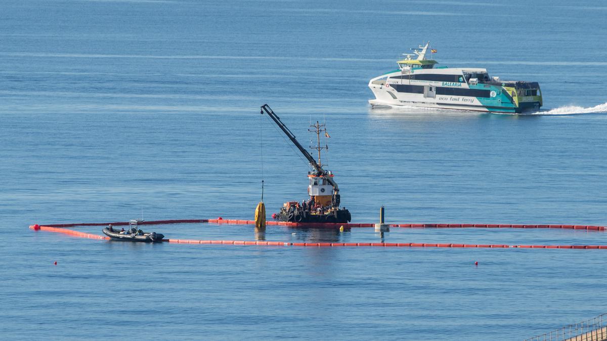 Reflotado el pesquero 'Charpat Segundo', hundido en el puerto de Ibiza.