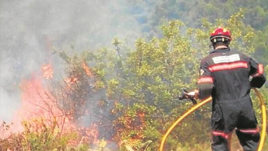 Arden tres hectáreas de matorral en el campo de tiro de l’Alcora