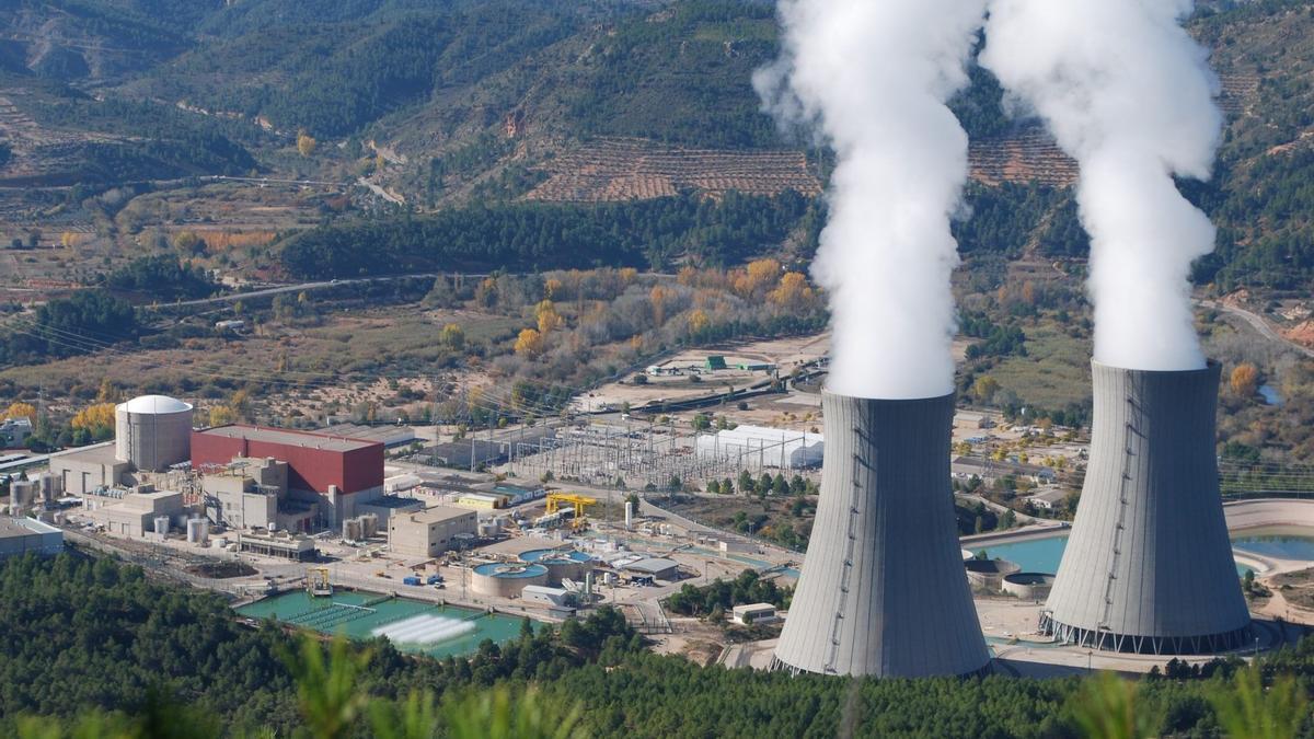 Imagen aérea de la central nuclear de Cofrentes con el reactor a la izquierda y las torres de refrigeración a la derecha.