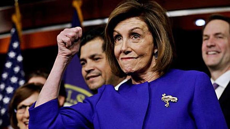 Nancy Pelosi, una de les impulsores del judici polític, celebrant la decisió.