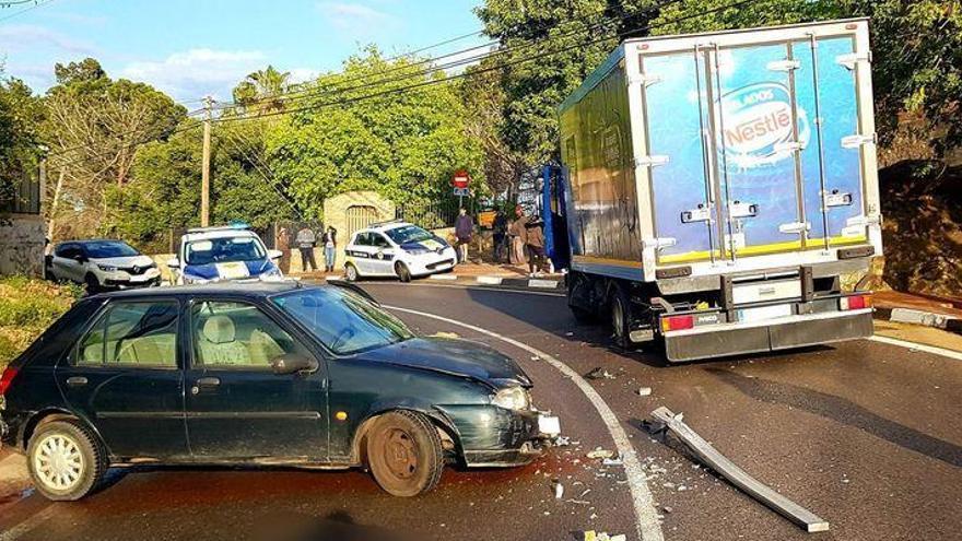 Accidente de tráfico en la Vall d&#039;Uixó entre un turismo y un camión