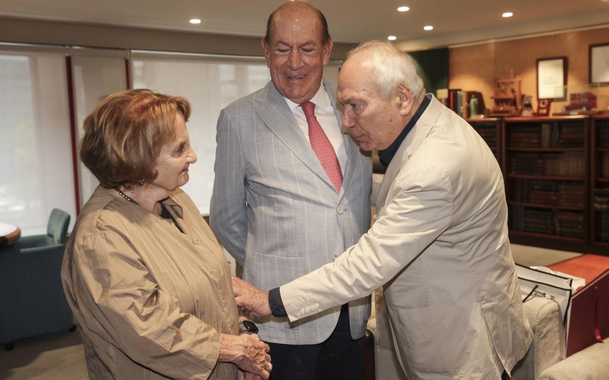 Paz Fernández Felgueroso, Antonio Suárez y Francisco Rodríguez, durante el acto. | IRMA COLLÍN