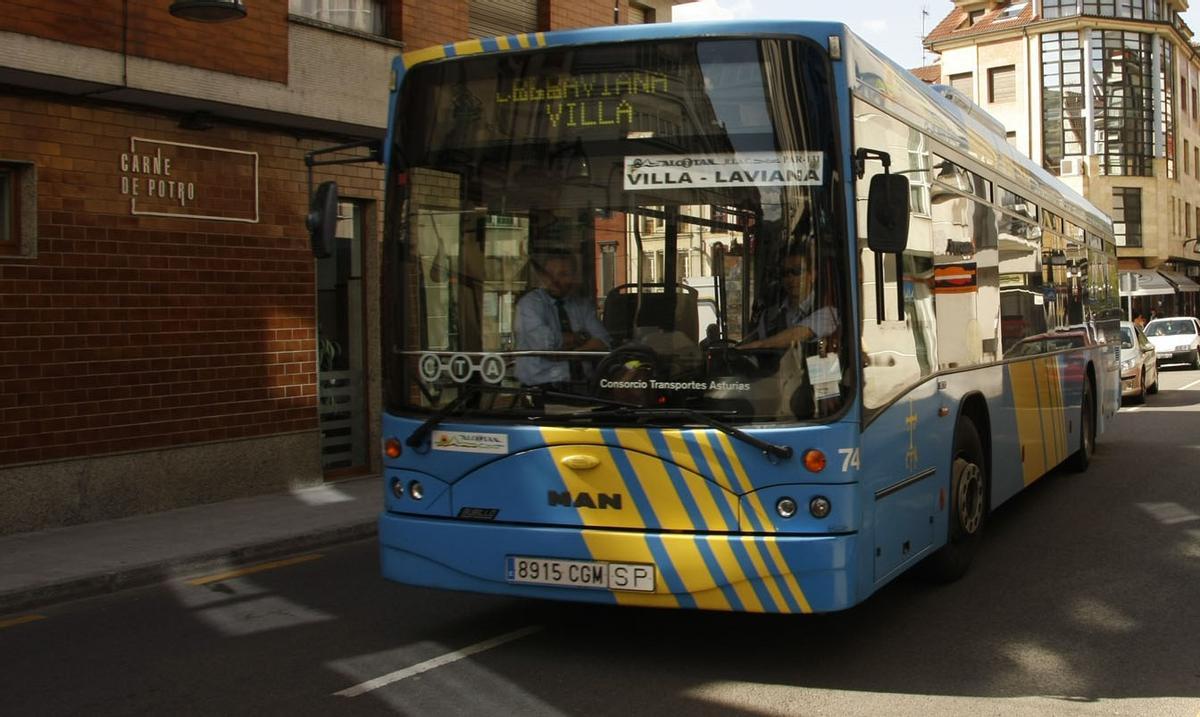 Autobús en Laviana en una imagen de archivo.