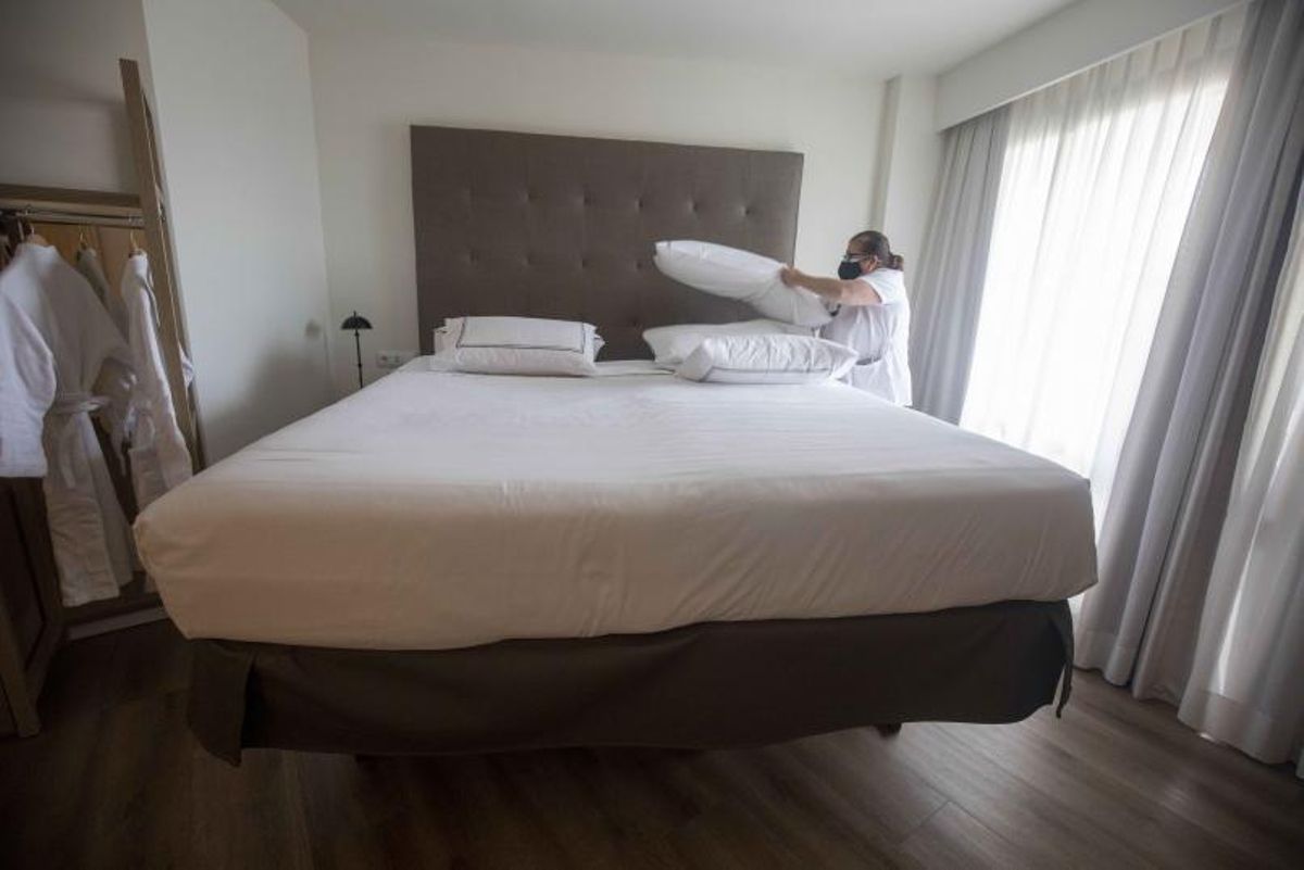 Envases reutilizables de gel o champú en una ducha hotelera. | GUILLEM BOSCH