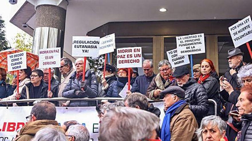 Concentración en defensa de la eutanasia y en apoyo de Ángel Hernández, ayer, en Madrid.