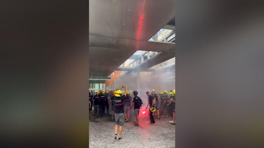 Los bomberos del Consorcio Provincial de València se manifiestan ante Mompó por la falta de personal y medios