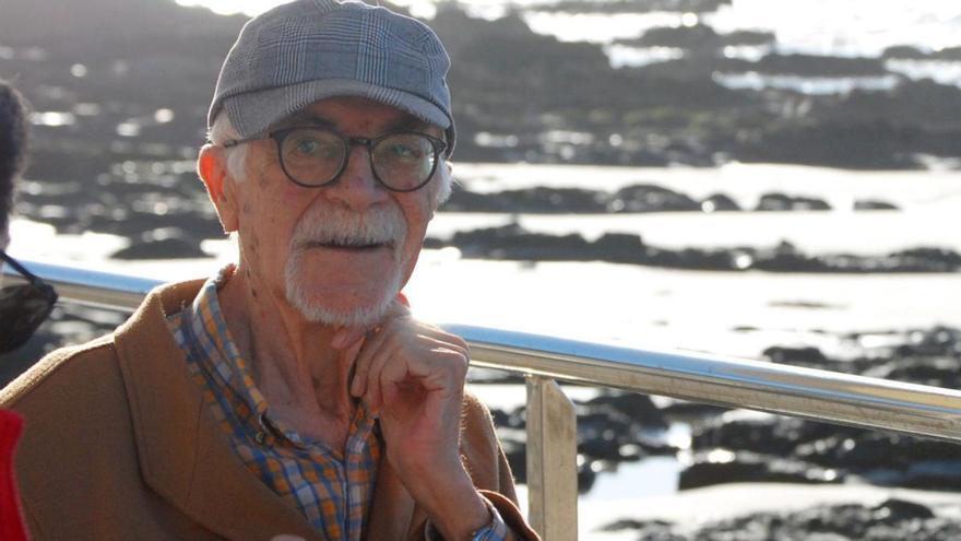 Bernardino Graña, xunto ó mar en 2019.