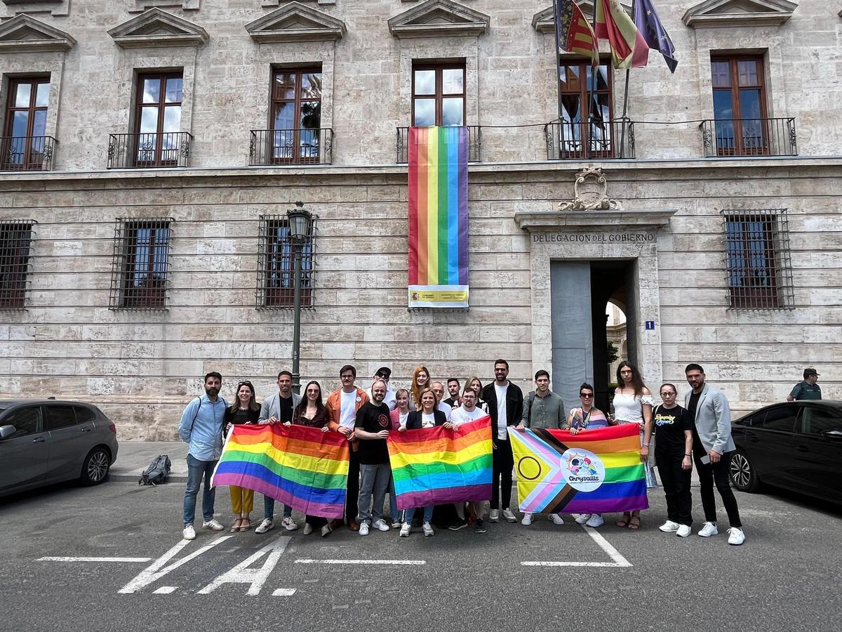 La Delegación de Gobierno cuelga la bandera LGBTI en el Palau del Temple.