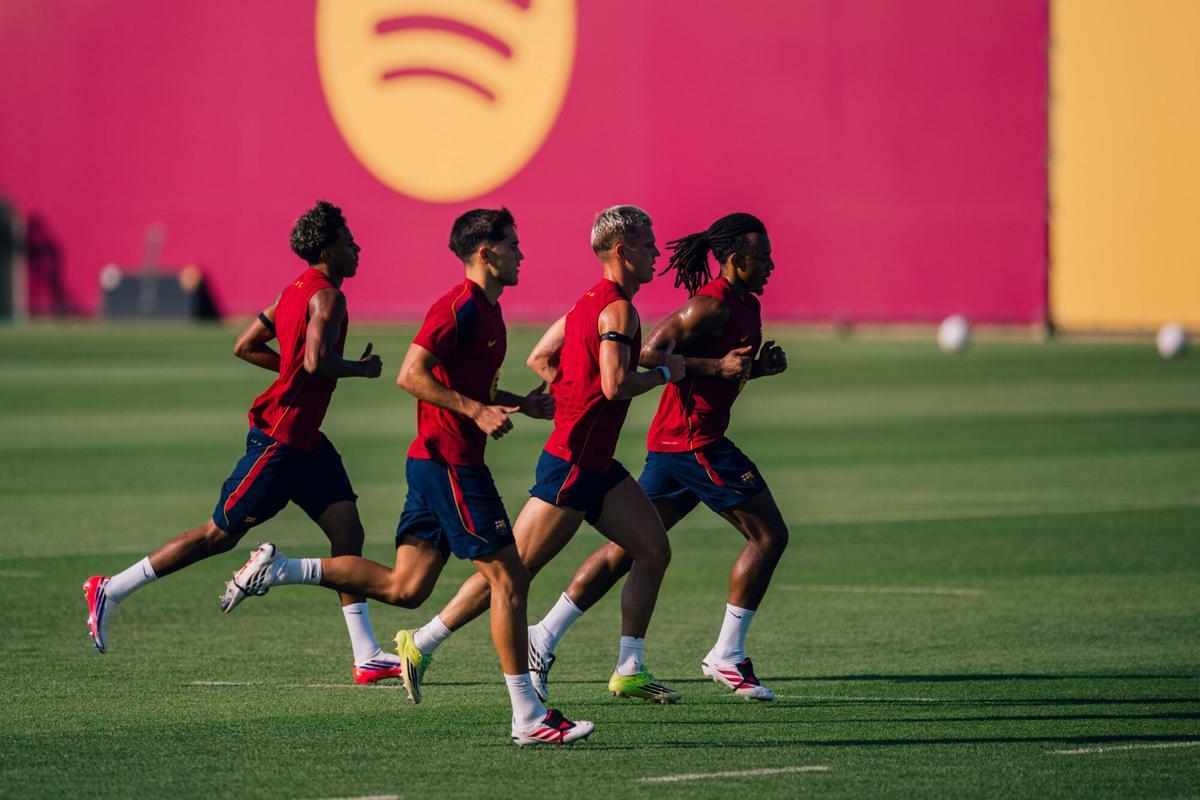 Lamine Yamal, Cubarsí, Olmo y Kounde, en el entrenamiento de este jueves en Sant Joan Despí.