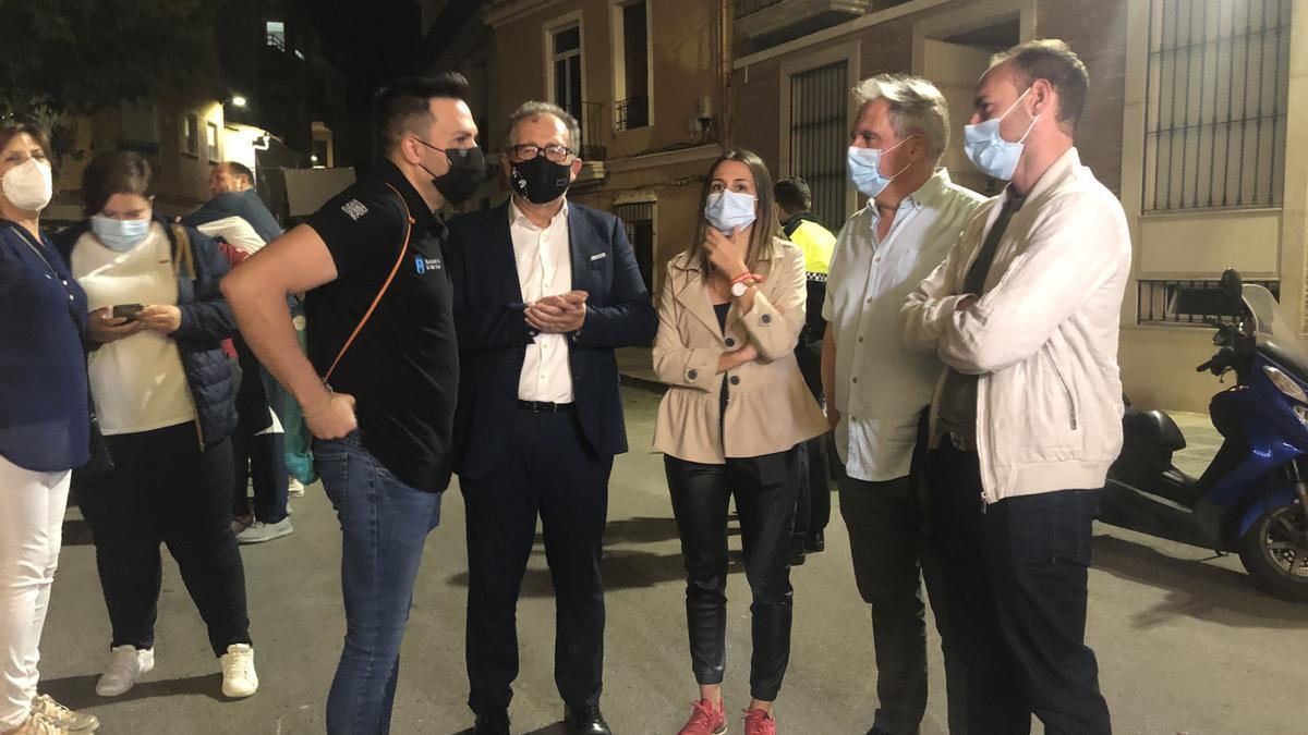 El presidente de la Diputación, José Martí, asiste al empedrao junto a las autoridades municipales y el presidente de las fiestas, Juanma Sánchez.