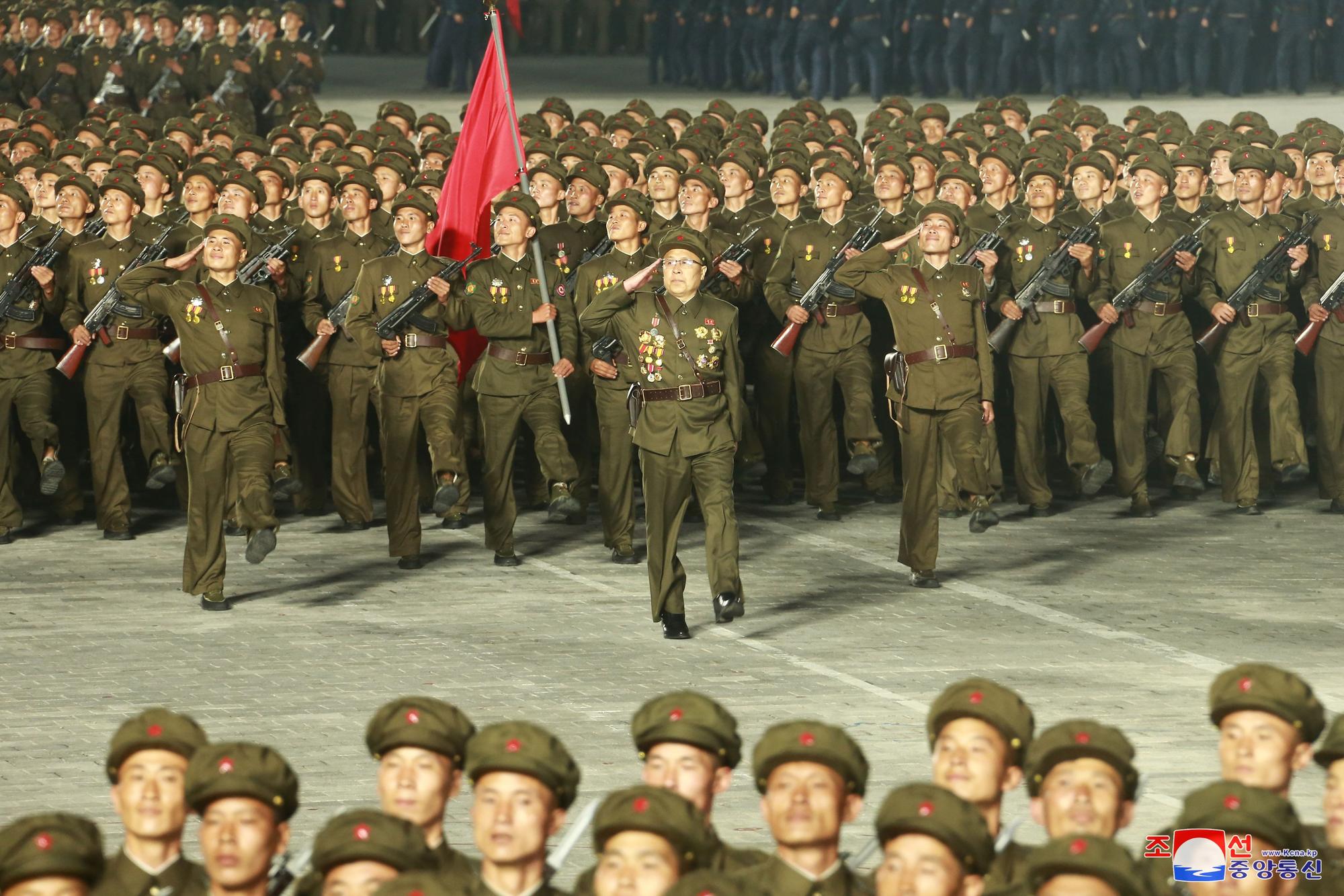 Desfile militar en Corea del Norte por el 73 aniversario del país