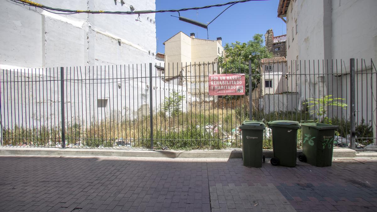 Terreno del número 88 de la calle Ramón Pignatelli, donde Urbanismo plantea hacer vivienda pública.