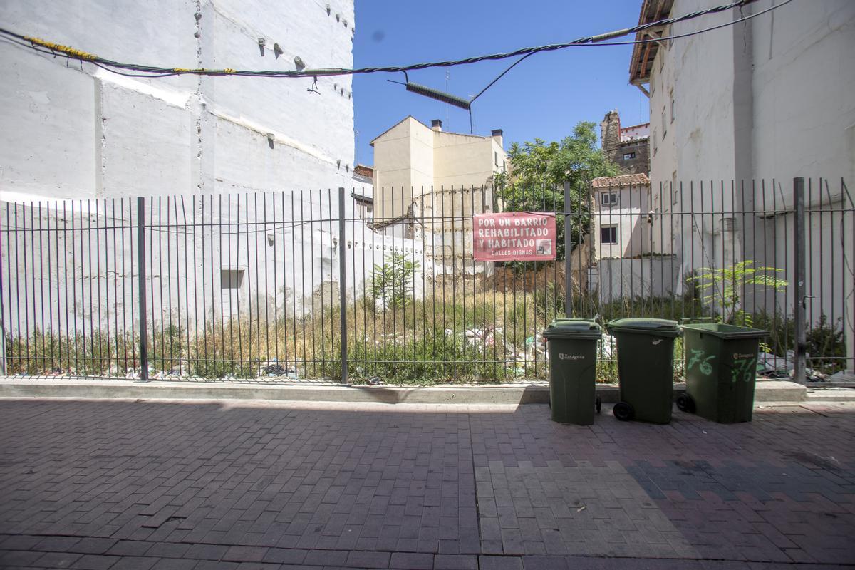Terreno del número 88 de la calle Ramón Pignatelli, donde Urbanismo plantea hacer vivienda pública.