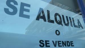 Cartel de alquiler en un inmueble, que opcionalmente también está puesto a la venta