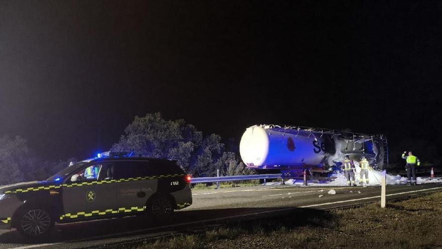 El incendio de un camión en la A-66 obliga a cortar la circulación en la autovía a la altura de Monesterio